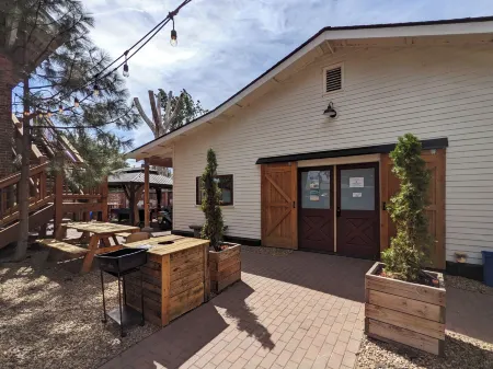 Bunk & Brew Historic Lucas House - Hostel Отели рядом с достопримечательностью «Парк штата Тамало»