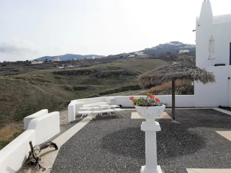Santorini Traditional Suites Отели рядом с достопримечательностью «Feel Santorini»