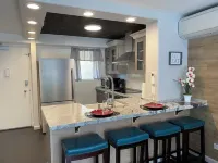 Dazzling Waikiki Apt Sleeps 7-excellent A/C & PARKING included - Bungalows