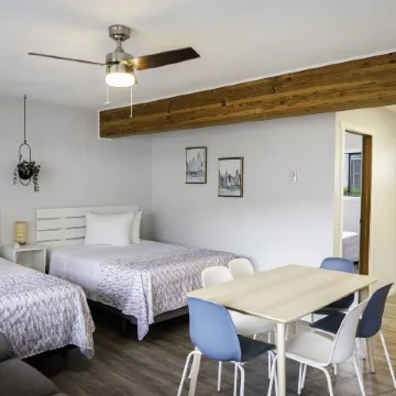 Poplars Motel on the Lake