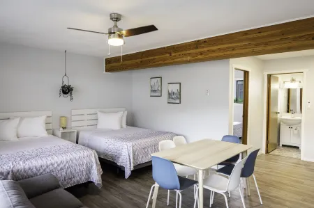 Poplars Motel on the Lake Отели рядом с достопримечательностью «NK'MIP Cellars»