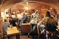 Sir Toby's Hostel - بار