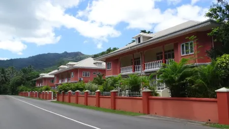 Reef Holiday Apartments Отели в г. Каскад