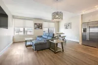 Spacious Modern Condo Near French Quarter