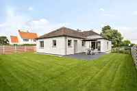 Huswell - Spacious Bungalow with Garden Near the Beach & Sea Hotels in Westende