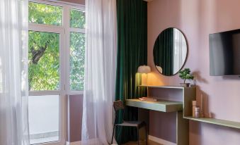 Delightful University Square 1BR, Balcony Church Views