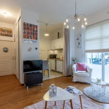 Warm Studio 100m from Place Morny and Port