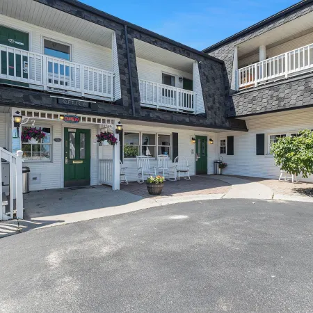 Snyders Shoreline Inn