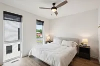 New Modern Townhome with Rooftop Patio 2 Bedroom Townhouse by RedAwning