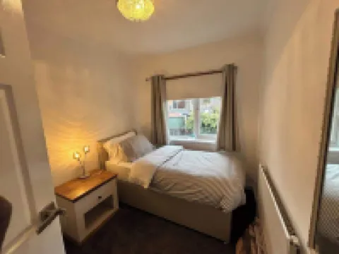 Cosy 3-bed Retreat - Garden, Parking & Bbq Hotels near Frankley Services M5