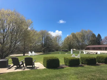 Inn at the Alpine Отели рядом с достопримечательностью «Заповедник Лейк Блафф Берд»