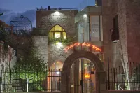 L'Auberge de la Mer Hotels near Botrys,statue of sponge diver
