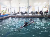 Hyannis Travel Inn - piscina