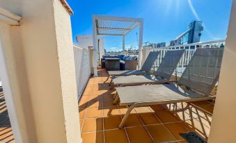 Bright 2-Bedroom Apartment with Private Patio and Communal Roof Terrace in Centr