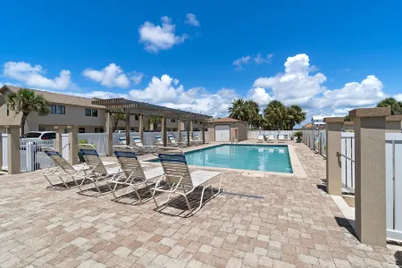 Beachfront townhome w/ on-site beach access, heated pool, patio, grill, AC, W/D Отели рядом с достопримечательностью «Наварр Бич Си Тертл Консервейшен Сентер»
