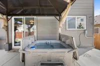 Hot Tub, Game Room and Mini Golf Fun - Gorgeous Family Haven 시마론 힐스 호텔