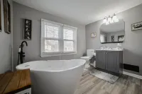 Next Door to Mercy Hospital - Pet Friendly - Fast Wifi