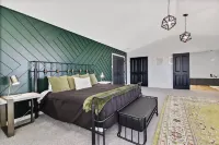 Massive Gathering Home with Ballroom - Sleeps 32+