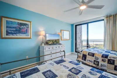 Three Oceanfront Private Balconies with Panoramic View, Dolphins & Calm Breezes!