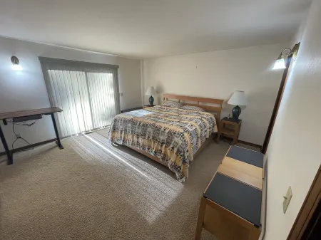 Rancho Relax-o nestled on 1 acre lot w / large deck and flat driveway