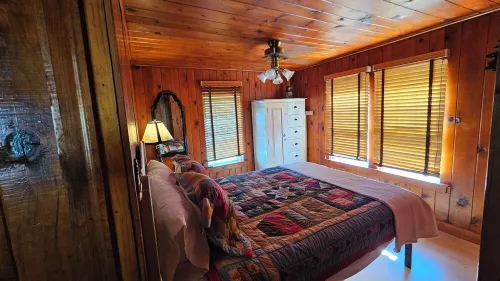 Charming Cabin with screened in porch