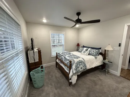 Trailer and pet-friendly! Hot tub! Minutes to Windrock and Frozen Head!