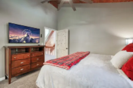 Pinecone Paradise Cozy 3-bedroom cabin with family fun amenities