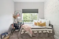 HowdyHouse: Designer Townhouse in Historic FOODIE  Bryan Minutes to Kyle Field 布賴恩住宿飯店