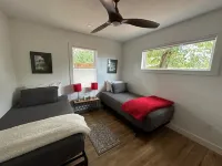 Charming 2-bedroom bungalow, near fabulous wineries, 25 mins from Marble Falls Hotels in Buchanan Dam
