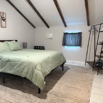 Charming 1-bedroom apartment in Greene for up to 4 guests, family & dog friendly