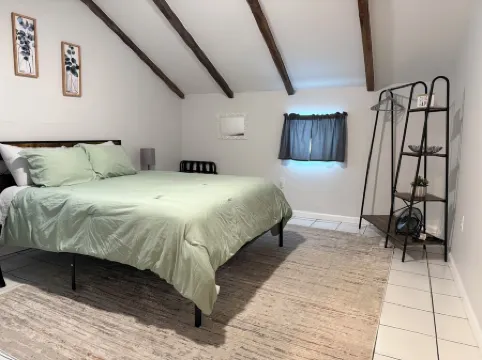 Charming 1-bedroom apartment in Greene for up to 4 guests, family & dog friendly