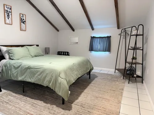 Charming 1-bedroom apartment in Greene for up to 4 guests, family & dog friendly