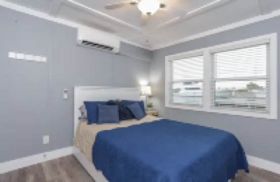 Peaceful! Inviting! Clean! Perfect! Heavenly floating getaway! Dock your boat!!