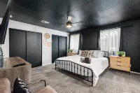 Heated Pool~Hot Tub~Ping Pong~King Bed~Yard Games โรงแรมใน