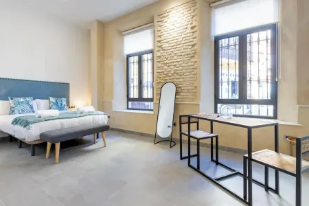 Nine O Clock San Agustin Отели рядом с достопримечательностью «Мост Изабеллы II»