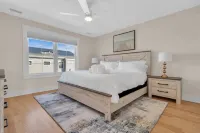 1 Block to Beach with Linens + Towels and Coffee Included