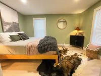 NEW Quaint 2 bedroom near Newfound lake, hiking, skiing, hot tub & star gazing!
