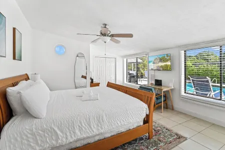 Casa Dove: Pool & King 2mi Beach, with King Bed Отели в г. Лантана