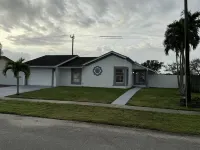 Remodeled cozy family house with heated pool, 10 min from the airport! Hotel in zona Royal Palm Beach Commons Park