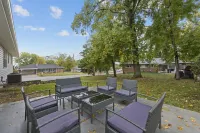 Charming 4BR near Convention Ctr., Main St, & LU -just 11 minutes to STL Airport Hotels in Frontier Township