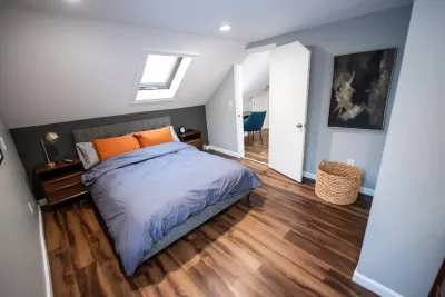 Cozy Loft steps from VT Downtown