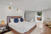 LUXE THIRROUL RESORT HOME, POOL, SPA, HOME THEATER ROOM SLEEPS 12 Hotels in Thirroul