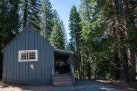 China Alley Cabin C: Cute & Cozy Cottage w/ Deck Hotels in La Porte