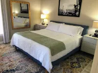 Artistic Retreat - Walk Downtown, Sparkling Clean!