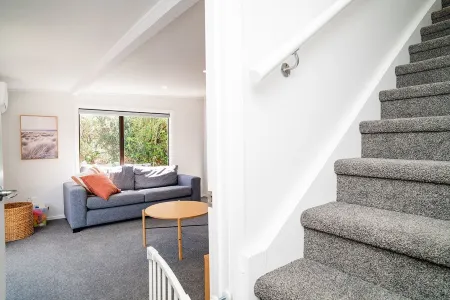 Dillon Darling - fun family holiday home, close to village and beach, sleeps 11! Отели рядом с достопримечательностью «Tasman Holiday Parks - Waihi Beach»