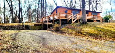 Relaxing Creekside Retreat - Firepit, Outdoor Dining, Creek View, Sleeps 4