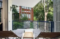 2 bedroom luxury apartment minutes from the beach.