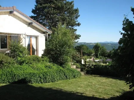 gîte in the Countryside of the Sioule Valley with a View of the Auvergne Volcanoes Отели в г. Над
