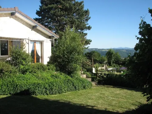 gîte in the Countryside of the Sioule Valley with a View of the Auvergne Volcanoes