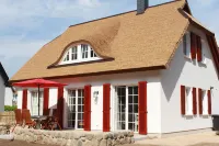 Fantastic apartment in a thatched house (ground floor) with large terrace and child-friendly garden